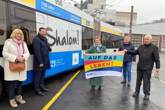 Gabriela Lauenstein (li. Freundeskreis Solingen-Ness Ziona), Oberbürgermeister Tim Kurzbach, Sylvia Löhrmann, Stadwerke Verkehr-Geschäftsführer Conrad Troullier und Bernd Krebs (Freundeskreis) zeigen Flagge und bekennen Farbe für jüdisches Leben und gegen Antisemitismus. (Foto: © Stadt Solingen/Stefanie Mergehenn)