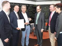 Preisübergabe in der Verwaltung der Solinger Stadtwerke: v.li. Den Energiewende-Award brachten Dr. Martin Ammon und Markus Hoehner SWS-Geschäftsführer Andreas Schwarberg mit. Auch Dr. Manuel Michaelis und Björn Staab von Vaillant sowie SWS-Sprecherin Lisa Nohl freuten sich. (Foto: © Bastian Glumm)