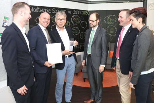 Preisübergabe in der Verwaltung der Solinger Stadtwerke: v.li. Den Energiewende-Award brachten Dr. Martin Ammon und Markus Hoehner SWS-Geschäftsführer Andreas Schwarberg mit. Auch Dr. Manuel Michaelis und Björn Staab von Vaillant sowie SWS-Sprecherin Lisa Nohl freuten sich. (Foto: © Bastian Glumm)
