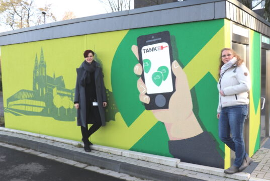 Die beiden Stadwerke-Sprecherinnen Lisa Nohl (li., Verorgung) und Silke Rampe (Verkehr) präsentierten jetzt die neue Graffiti-Aktion, die auch vor Vandalismus schützen soll. (Foto: © Bastian Glumm)