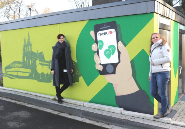 Die beiden Stadwerke-Sprecherinnen Lisa Nohl (li., Verorgung) und Silke Rampe (Verkehr) präsentierten jetzt die neue Graffiti-Aktion, die auch vor Vandalismus schützen soll. (Foto: © Bastian Glumm)