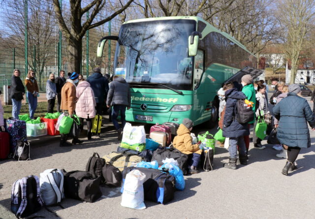 Am Freitag brachten die Stadtwerke im Rahmen einer Hilfsaktion weitere 47 ukrainische Flüchtlinge von der polnischen Grenze nach Solingen. (Foto: © Bastian Glumm)