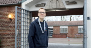 Tobias Leuther ist Jugendleiter beim „Stamm Tenkterer“ in Löhdorf. Der 31-Jährige ist stolz auf die kreative Leistung der jungen Pfadfinderinnen und Pfadfinder, die die Liebfrauenkirche in Minecraft nachgebaut haben. (Foto: © Bastian Glumm)