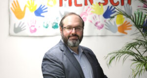 Stanislav „Stan“ Krasnokutskiy, Schiedsmann im Bezirk Mitte 1, engagierter Ansprechpartner der ukrainischen Community in Solingen und Kandidat für den Integrations- und Zuwandererrat. (Foto: © Bastian Glumm)