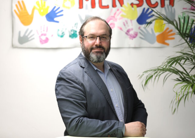 Stanislav „Stan“ Krasnokutskiy, Schiedsmann im Bezirk Mitte 1, engagierter Ansprechpartner der ukrainischen Community in Solingen und Kandidat für den Integrations- und Zuwandererrat. (Foto: © Bastian Glumm)