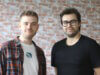 Marvin Karstieß (li.) und Maurice Schlößer haben mit "yourBeez" eine KI-Plattform entwickelt, die Arbeitsabläufe in kleinen Unternehmen vereinfachen soll. Das Startup ist Teil des Bergsteiger-Accelerator-Programms von Solingen.Business. (Foto: © Bastian Glumm)