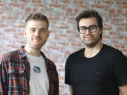 Marvin Karstieß (li.) und Maurice Schlößer haben mit "yourBeez" eine KI-Plattform entwickelt, die Arbeitsabläufe in kleinen Unternehmen vereinfachen soll. Das Startup ist Teil des Bergsteiger-Accelerator-Programms von Solingen.Business. (Foto: © Bastian Glumm)