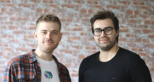 Marvin Karstieß (li.) und Maurice Schlößer haben mit "yourBeez" eine KI-Plattform entwickelt, die Arbeitsabläufe in kleinen Unternehmen vereinfachen soll. Das Startup ist Teil des Bergsteiger-Accelerator-Programms von Solingen.Business. (Foto: © Bastian Glumm)