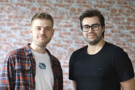 Marvin Karstieß (li.) und Maurice Schlößer haben mit "yourBeez" eine KI-Plattform entwickelt, die Arbeitsabläufe in kleinen Unternehmen vereinfachen soll. Das Startup ist Teil des Bergsteiger-Accelerator-Programms von Solingen.Business. (Foto: © Bastian Glumm)