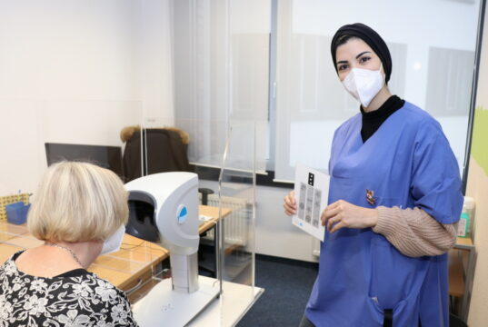 Die syrische Praktikantin Tahani Burhan ist im Stadtdienst Gesundheit eingesetzt und führt dort auch Seh-Tests durch. (Foto: © Bastian Glumm)