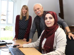 Arbeiten im Rahmen des Projektes „Qualifizierung von syrischen Geflüchteten in deutschen Kommunalverwaltungen“ Hand in Hand: v.li. Isolde Aigner vom Stadtdienst Jugend, Mentor Wolfgang Flemm und Praktikantin Sawsan Mohammad. (Foto: © Bastian Glumm)