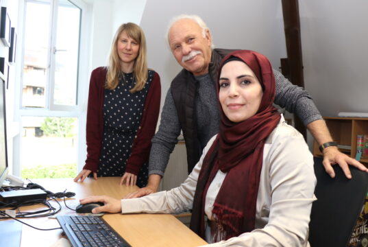 Arbeiten im Rahmen des Projektes „Qualifizierung von syrischen Geflüchteten in deutschen Kommunalverwaltungen“ Hand in Hand: v.li. Isolde Aigner vom Stadtdienst Jugend, Mentor Wolfgang Flemm und Praktikantin Sawsan Mohammad. (Foto: © Bastian Glumm)
