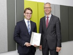 Prof. Dr. Stefan Vordenbäumen (li.) mit Prof. Dr. Nikolaj Klöcker, Dekan der Medizinischen Fakultät der Heinrich-Heine- Universität Düsseldorf nach der Urkundenverleihung. (Foto: © UKD)