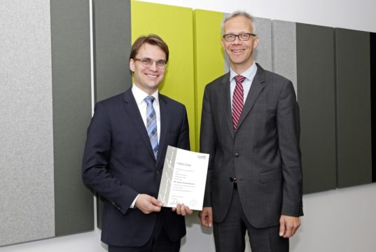 Prof. Dr. Stefan Vordenbäumen (li.) mit Prof. Dr. Nikolaj Klöcker, Dekan der Medizinischen Fakultät der Heinrich-Heine- Universität Düsseldorf nach der Urkundenverleihung. (Foto: © UKD)