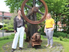 Lea Pistorius (li.) und Leonie Schubert von der Solinger Wirtschaftsförderung kümmern sich um das Stellenportal. (Foto: © Bastian Glumm)