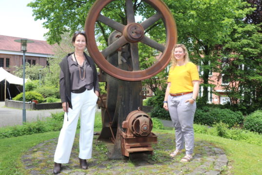 Lea Pistorius (li.) und Leonie Schubert von der Solinger Wirtschaftsförderung kümmern sich um das Stellenportal. (Foto: © Bastian Glumm)