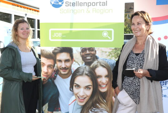 Leonie Schubert (li.) und Lea Pistorius von der Solinger Wirtschaftsförderung kümmern sich um das Stellenportal. (Foto: © Bastian Glumm)
