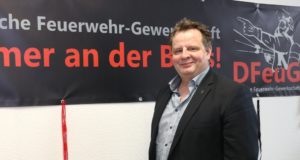 Stephan Wilksen sitzt seit Sommer 2016 im Personalrat der Stadt Solingen. Die Belange der rund 200 Angehörigen der Berufsfeuerwehr liegen ihm ganz besonders am Herzen. (Foto: © Bastian Glumm)