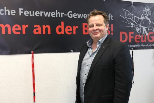 Stephan Wilksen sitzt seit Sommer 2016 im Personalrat der Stadt Solingen. Die Belange der rund 200 Angehörigen der Berufsfeuerwehr liegen ihm ganz besonders am Herzen. (Foto: © Bastian Glumm)