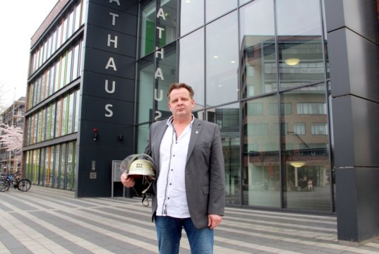 Stephan Wilksen tauschte vor gut zwei Jahren seine Feuerwehrmontur gegen Sakko und Hemd aus. Der 50-jährige Hauptbrandmeister der Solinger Berufsfeuerwehr wurde damals in den Personalrat der Stadt Solingen gewählt und für diese Aufgabe freigestellt. (Foto: © Bastian Glumm)