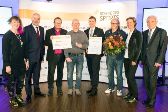 Der Sport-Ring Solingen erreichte mit seinem Projekt „Jedes Kind darf Fußball spielen“ beim Wettbewerb "Sterne des Sports“ den 2. Platz.: v.l. Staatssekretärin Andrea Milz, Vorstandsvorsitzender Ralf W. Barkey, Udo Steinheuer, Thorsten Marks (Sport-Ring Solingen), Filialleiter Jörg Guardiera, Jan Treffers (Sport-Ring Solingen), Jury-Mitglied Steffi Nerius und LSB-Präsident Walter Schneeloch. (Foto: © Volksbank)