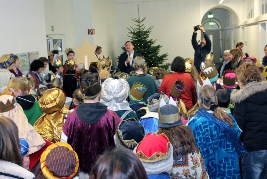 100 kleine Sternsinger aus ganz Solingen statteten am Freitag dem Rathaus einen Besuch ab. (Foto: © Bastian Glumm)