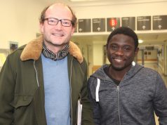 Dieter Rappen von der Hilfsorganisation Vizazi International mit seinem Schützling Steven Jacob Amunga. Der junge Mann wird am Donnerstag im Klinikum an der Hüfte operiert. (Foto: © Bastian Glumm)