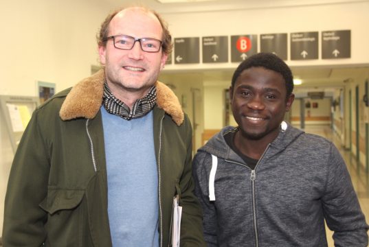 Dieter Rappen von der Hilfsorganisation Vizazi International mit seinem Schützling Steven Jacob Amunga. Der junge Mann wird am Donnerstag im Klinikum an der Hüfte operiert. (Foto: © Bastian Glumm)