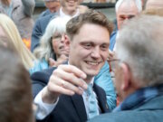 Daniel Flemm feiert seinen Wahlsieg: Der CDU-Kandidat setzte sich in der Stichwahl klar durch und wird neuer Oberbürgermeister von Solingen. (Foto: © Bastian Glumm)