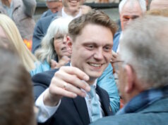 Daniel Flemm feiert seinen Wahlsieg: Der CDU-Kandidat setzte sich in der Stichwahl klar durch und wird neuer Oberbürgermeister von Solingen. (Foto: © Bastian Glumm)