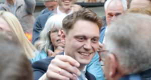 Daniel Flemm feiert seinen Wahlsieg: Der CDU-Kandidat setzte sich in der Stichwahl klar durch und wird neuer Oberbürgermeister von Solingen. (Foto: © Bastian Glumm)