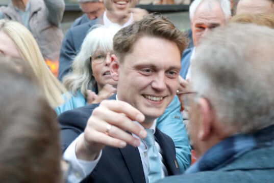 Daniel Flemm feiert seinen Wahlsieg: Der CDU-Kandidat setzte sich in der Stichwahl klar durch und wird neuer Oberbürgermeister von Solingen. (Foto: © Bastian Glumm)