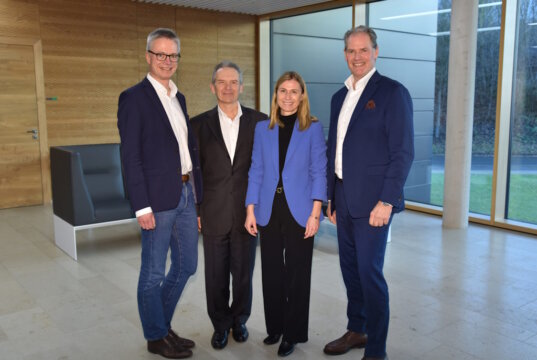 Die Verträge zwischen Stiebel Eltron und Continental zur Übernahme von Teilen der Produktions- und Funktionsflächen des bisherigen Continental-Standortes Gifhorn wurden jetzt in Holzminden von den beiden Geschäftsführern der Stiebel Eltron-Gruppe, Dr. Kai Schiefelbein (li.) und Heinz-Werner Schmidt (re.), sowie den für die Verhandlungen verantwortlichen Continental-Vertretern Oliver Woller, Projektleiter, und Nicole Werner, verantwortlich für Finance & Controlling im Continental-Projektteam, unterzeichnet. (Foto: © Stiebel Eltron)