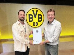 Den ersten SNU 5 Plus hat Stiebel Eltron-Pressesprecher Henning Schulz (re.) im Stadion persönlich an BVB-Energiemanager Florian Demnitz übergeben. (Foto: © Stiebel Eltron)