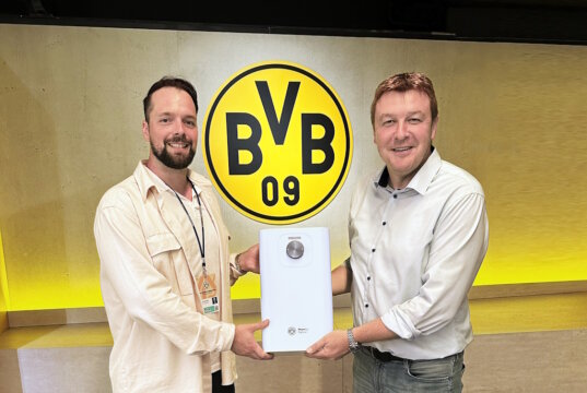 Den ersten SNU 5 Plus hat Stiebel Eltron-Pressesprecher Henning Schulz (re.) im Stadion persönlich an BVB-Energiemanager Florian Demnitz übergeben. (Foto: © Stiebel Eltron)
