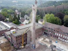Auf dem ehemaligen Rasspe-Gelände in Stöcken wurde jetzt der rund 50 Meter hohe Kamin mit seiner Schlotöffnung von rund zwei Metern Durchmesser rückgebaut. (Foto: © Wirtschaftsförderung Solingen)