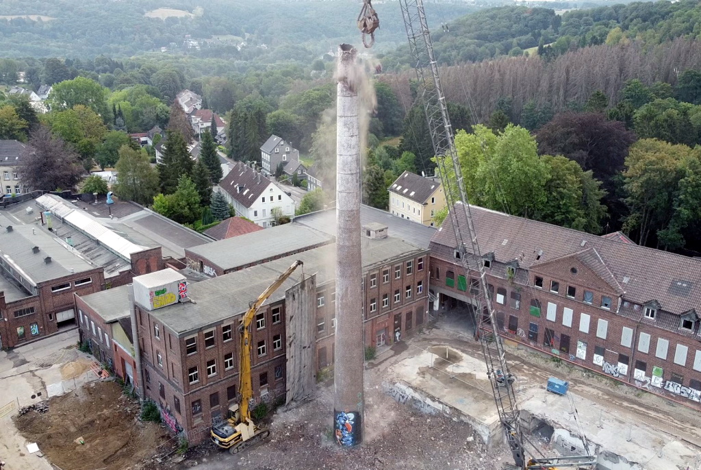 Auf dem ehemaligen Rasspe-Gelände in Stöcken wurde jetzt der rund 50 Meter hohe Kamin mit seiner Schlotöffnung von rund zwei Metern Durchmesser rückgebaut. (Foto: © Wirtschaftsförderung Solingen)