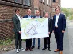 Stellten am Freitag einen ersten Entwurf für die künftige Nutzung der derzeitigen Brache der ehemaligen Firma Rasspe vor: v.li. Architekt Matthias Rottmann, Stadtdirektor Hartmut Hoferichter, Frank Balkenhol, Geschäftsführer der Wirtschaftsförderung Solingen, Carsten Zimmermann, Strategische Planung im Büro OB und Oberbürgermeister Tim Kurzbach. (Foto: © Bastian Glumm)