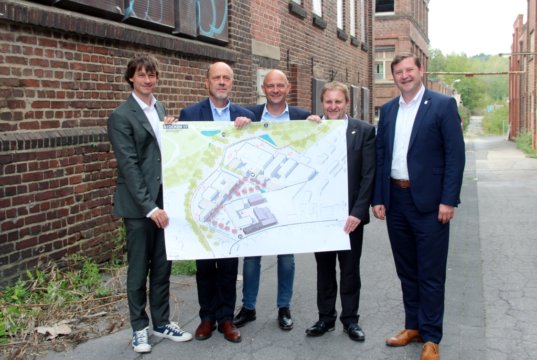 Stellten am Freitag einen ersten Entwurf für die künftige Nutzung der derzeitigen Brache der ehemaligen Firma Rasspe vor: v.li. Architekt Matthias Rottmann, Stadtdirektor Hartmut Hoferichter, Frank Balkenhol, Geschäftsführer der Wirtschaftsförderung Solingen, Carsten Zimmermann, Strategische Planung im Büro OB und Oberbürgermeister Tim Kurzbach. (Foto: © Bastian Glumm)