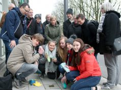 Nahmen sich am Dienstag den ersten Stolperstein an der Potsdamer Straße vor, um ihn vom Dreck zu befreien: Schülerinnen und Schüler der Geschwister-Scholl-Schule. Initiiert wurde die Aktion vom Unterstützerkreis Stolpersteine. (Foto: © Bastian Glumm)
