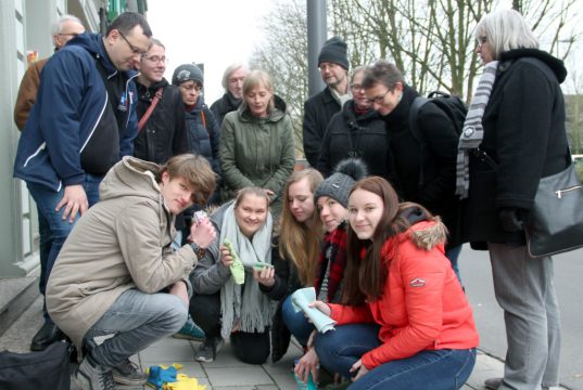 Nahmen sich am Dienstag den ersten Stolperstein an der Potsdamer Straße vor, um ihn vom Dreck zu befreien: Schülerinnen und Schüler der Geschwister-Scholl-Schule. Initiiert wurde die Aktion vom Unterstützerkreis Stolpersteine. (Foto: © Bastian Glumm)