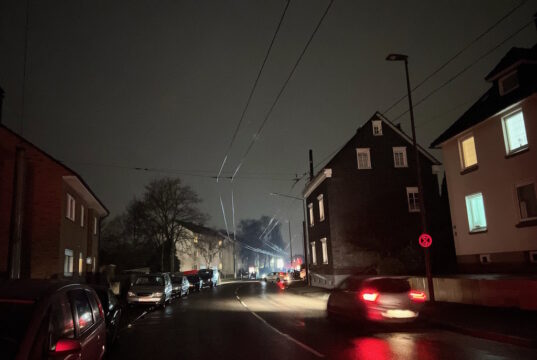 Am Dienstagabend blieb es in einigen Straßenzügen in der Solinger Innenstadt dunkel. Zahlreiche Straßenlaternen waren ausgefallen. (Foto: © Tim Oelbermann)