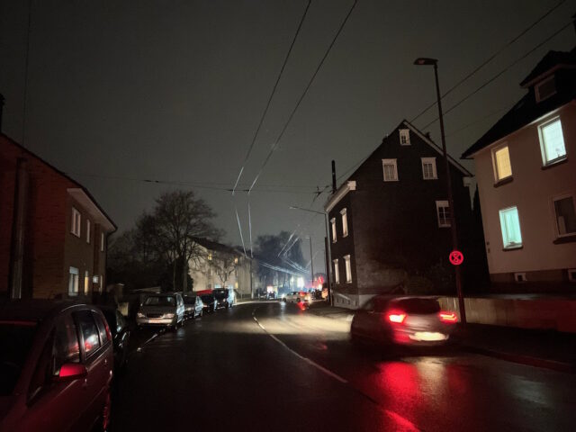 Am Dienstagabend blieb es in einigen Straßenzügen in der Solinger Innenstadt dunkel. Zahlreiche Straßenlaternen waren ausgefallen. (Foto: © Tim Oelbermann)