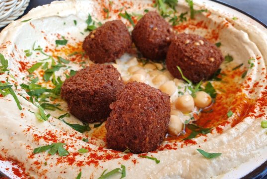 Beim Street-Food-Festival wird es am Wochenende in der Solinger City Spezialitäten aus aller Herren Länder zu verköstigen geben. Hummus und Falafel dürfen natürlich nicht fehlen. (Foto: © Bastian Glumm)