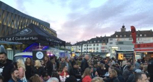 Auf dem Neumarkt blieben an diesem Wochenende kulinarisch kaum Wünsche offen, zahlreiche Besucher kamen zum Street Food and Music Festival. (Foto: © Laura Mertens)