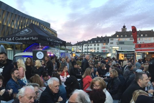 Auf dem Neumarkt blieben an diesem Wochenende kulinarisch kaum Wünsche offen, zahlreiche Besucher kamen zum Street Food and Music Festival. (Foto: © Laura Mertens)