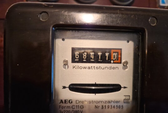 Wer derzeit noch Strom vom ortsansässigen Grundversorger bezieht oder seit längerer Zeit keinen Anbieterwechsel vorgenommen hat, kann durch einen Wechsel die eigenen Haushaltskosten deutlich senken, so die Solinger Verbraucherzentrale. (Symbolfoto: © Bastian Glumm)