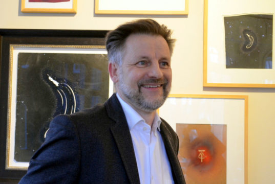 Dirk Balke von der Galerie ART-ECK hat in Zeiten von Corona als Alternative zu seinen üblichen Vernissagen die Ausstellung kurzerhand ins Netz gestellt. (Archivfoto: © Martina Hörle)
