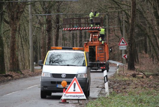 Sturmtief "Burglind" fegte am Mittwoch über Solingen. Auf der Burger Landstraße hat ein umfallender Baum die Obus-Fahrdrähte abgerissen. Nachdem die Feuerwehr den Baum entfernt hatte, war der Schaden aber schnell behoben. (Foto: © Bastian Glumm)