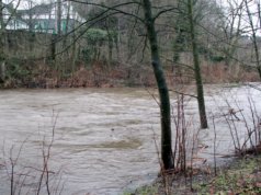 Auf der Wupperinsel wurde auf anraten des Wupperverbands heute der Parkplatz geräumt. Starkregen und ein schweres Gewitter sorgten für viele Feuerwehreinsätze. (Archivfoto: © Bastian Glumm)